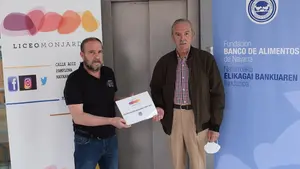 Alumnos y profesores de un colegio de Pamplona donan más de 500 kilos de comida y 1.500 euros al Banco de Alimentos