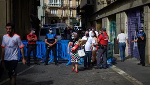 Las policías se despliegan en el centro: el dispositivo para evitar aglomeraciones en los 'no Sanfermines'