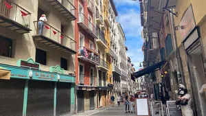 La Pamplona m&aacute;s desierta: as&iacute; ha vivido la calle Estafeta el momento del no Chupinazo 