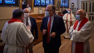 Maya asiste a las vísperas de San Fermín con un aforo limitado en la parroquia de San Lorenzo