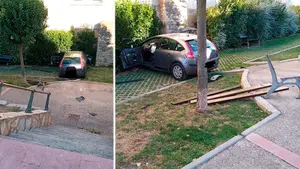 Espectacular accidente en Tudela: pierde el control, cae por unas escaleras y se empotra contra un muro