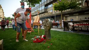 Claveles rojos para recordar a Germán Rodríguez en Pamplona: "Ningún gobierno ha pedido perdón"