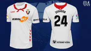 Con pañuelo rojo al cuello: el guiño de Osasuna a los Sanfermines con una camiseta especial ante el Celta