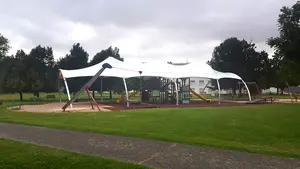 La novedad de los parques infantiles de Pamplona: una lona proteger&aacute; a los usuarios del mal tiempo y el sol