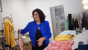 Enfermera de noche y diseñadora de día: la navarra Desirée Arellano abandera la moda artesanal y local