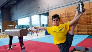 Un gimnasta navarro de premio: Aritz Pinillos, de 11 años, recibe una beca por su historia de superación