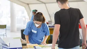 Una experta asegura que las mutaciones del coronavirus no ponen en peligro las vacunas, por ahora