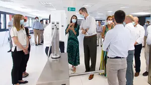 La tecnología navarra más avanzada seduce a Felipe VI y Letizia en las instalaciones de das-Nano