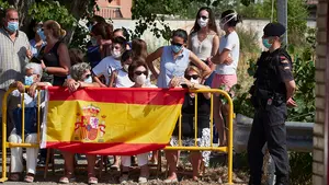 Banderas de España, contramanifestaciones y una visita espontánea: así ha sido el día en Navarra de Felipe VI y Letizia