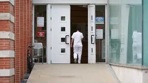 Ataca con una navaja a un hombre en un hospital al enterarse de que compartían novia