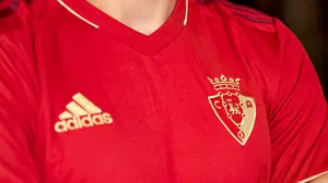 Patxi Puñal hace de modelo con las nuevas camisetas de Osasuna para el Centenario del club