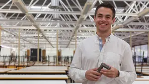 El novedoso martillo diseñado por un estudiante pamplonés que se pliega para caber en la caja de herramientas