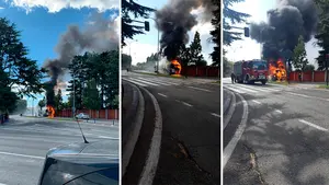 El incendio de una villavesa en Pamplona: conductores tratan de apagar el fuego con extintores