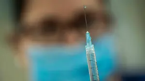 La OMS lanza un jarro de agua fría sobre las vacunas del Covid-19: "No hay una bala de plata y quizá no la haya nunca"