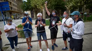 Varios trabajadores de la planta de Siemens-Gamesa de Aoiz se encadenan y cortan una calle en Pamplona