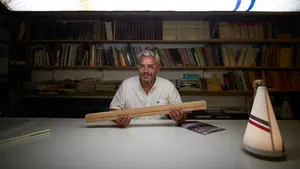 El taller de Pamplona que usa velas de barcos recicladas para amueblar espacios desde hace una década