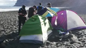 Una acampada llena de coronavirus: identificadas 62 personas que quedaron en una playa para propagar el virus