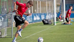 Problemas en Tajonar: un delantero se retira del entrenamiento de Osasuna con molestías musculares