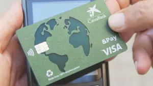 Una entidad bancaria lanza al mercado la primera tarjeta hecha con materiales 100% reciclados