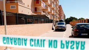 Acuchilla a sus dos hijos menores, mata a uno de ellos, y luego se suicida durante sus vacaciones en Castellón