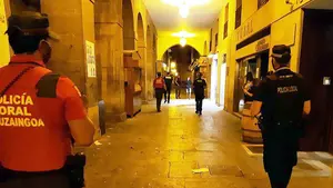 Martes de botellón en la Vuelta del Castillo: la policía desaloja a 100 personas