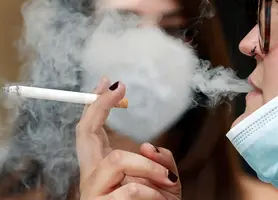 Fumar en la playa en 2020: Esta es la nueva normativa con el COVID-19