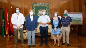 Enrique Maya recibe a la nueva junta directiva de la Asociaci&oacute;n Cabalgata Reyes Magos de Pamplona