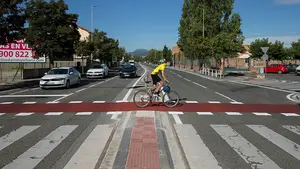 Pamplona perfila las obras de los dos tramos de carril bici pintados de color rojo en los corredores sostenibles
