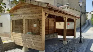 Un pequeño pueblo navarro inaugura su nueva parada de autobús que dará servicio al transporte escolar