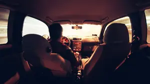 Detienen a un hombre que trataba de huir de la policía en un taxi armado con un Kalashnikov