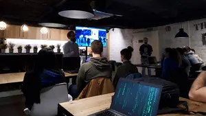 Detectar 'bots' en Instagram o diagnosticar anginas sin ir al médico: la tecnología que cautiva a los jóvenes navarros