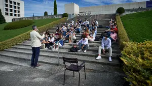 Un profesor de la Universidad de Navarra experto en Covid-19 imparte sus clases al aire libre