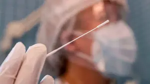 Próximo objetivo, bajar la positividad: los partidos navarros valoran "con prudencia" la bajada de casos