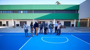 Un colegio público de Pamplona estrena patio con una novedosa zona verde arbolada para este curso