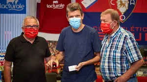 Juan Carlos Unzué recibe el cariño de Osasuna en la sede de los veteranos del club