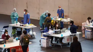 La vacunación a mayores de 90 en Navarra comenzará en los polideportivos de Azpilagaña y Rochapea