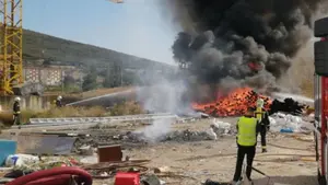 Arden en un incendio cien postes de madera que estaban apilados dentro de una finca en Biurrun