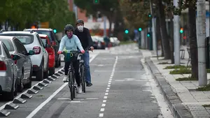 El nuevo carril bici que une dos barrios de Pamplona permite que los ciclistas eviten un peligroso cruce