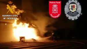 Trescientas personas atacan a las fuerzas de seguridad en Alsasua durante una fiesta ilegal en la plaza de los Fueros