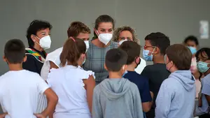 Aplausos y charlas con alumnos: la Reina Letizia inaugura el curso escolar en Milagro y San Adrián