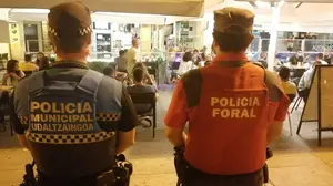 Detenciones, denuncias, peleas y desalojo de calles: las policías intervienen en la noche de Pamplona