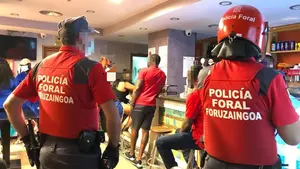 Sancionan a un bar de Pamplona por servir consumiciones fuera del horario establecido por la Covid