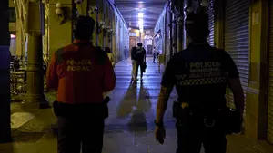 Denunciadas 22 personas en tres fiestas en domicilios en Pamplona y 8 más por estar en una bajera de 'botellón'