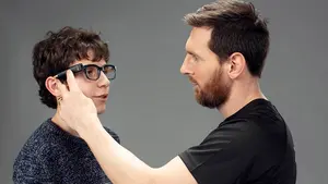 El niño invidente que alucinó con Messi: el encuentro para participar en un anuncio de unas gafas 'prodigiosas'