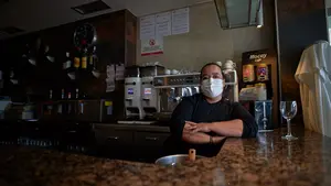 María, propietaria del bar España en Funes: "En Pamplona hay más contagios, pero no cierran la ciudad"