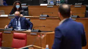 Tensión política en el pleno de Navarra: "Ningún macarra nos va a callar por muy parlamentario que sea"