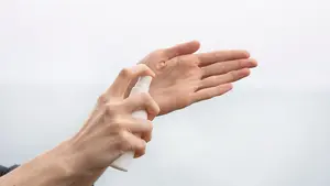 Los consejos de los dermatólogos para prevenir que el hidrogel y la mascarilla causen problemas en la piel