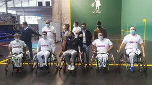 El navarro Juan Mart&iacute;nez de Irujo ofrece su apoyo a los finalistas del torneo de pelota vasca adaptada