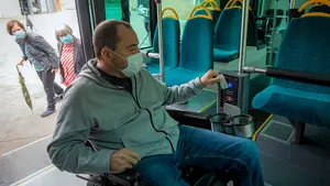 La gran novedad de las villavesas de Pamplona: canceladoras en mitad del autobús para facilitar el viaje