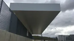 Un campo de f&uacute;tbol de Pamplona inaugura su cubierta en la parte central de la grada